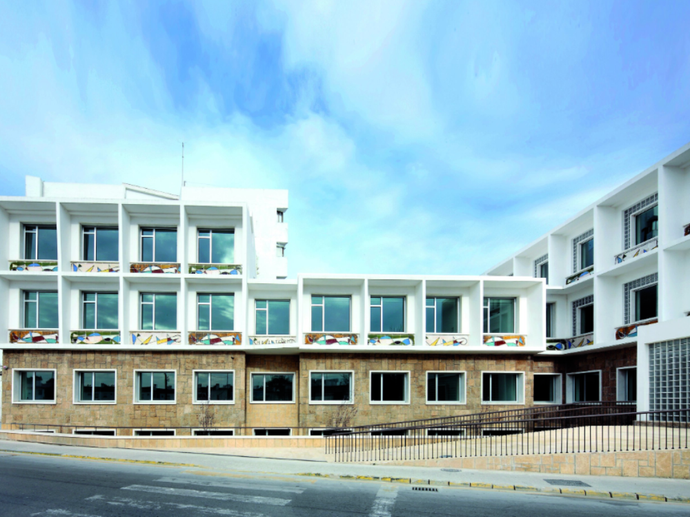 Edificio de viviendas con casas bajas