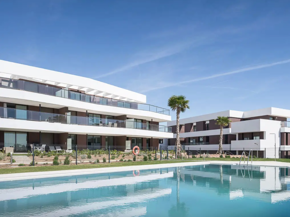 Edificio de viviendas con piscina
